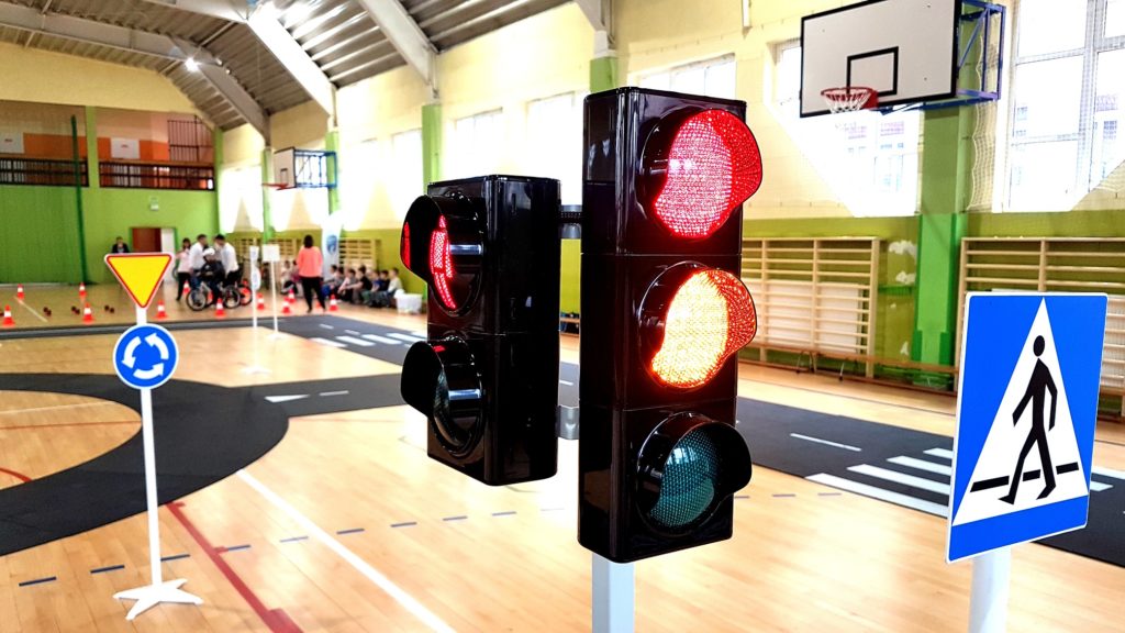 Miasteczko rowerowe wyposażone jest w sygnalizatory świetlne regulujące ruch
